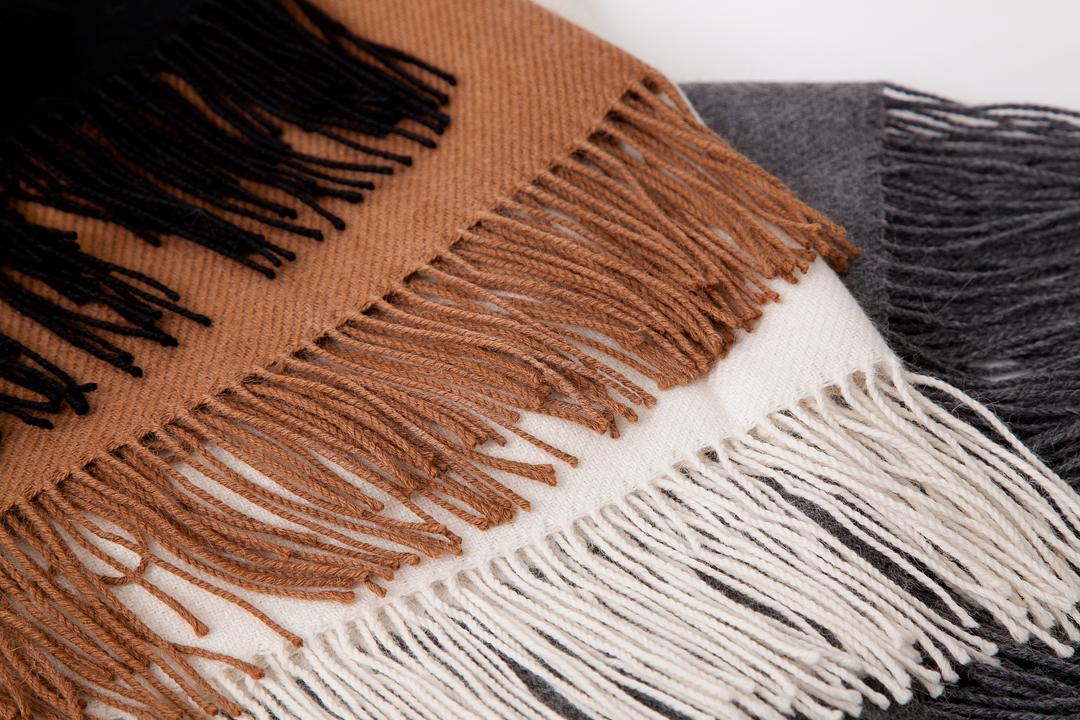 a & R Cashmere WC700COR Wool & Cotton Blend Handmade Throw Coral & Ivory a & R Cashmere WC700COR Wool & Cotton Blend Handmade Throw Coral & Ivory